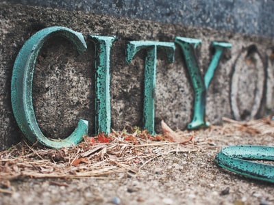 青色和黑色混凝土城市独立式字母装饰